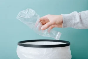 Bote de plastico usado a la basura