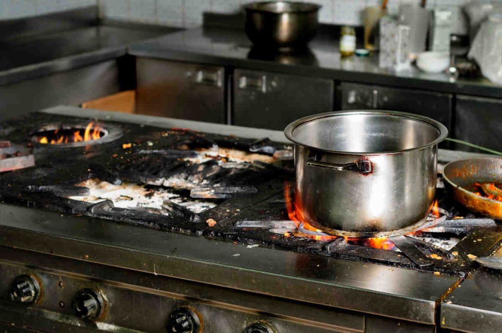 Una cocina bien sucia no requiere herramientas específicas.