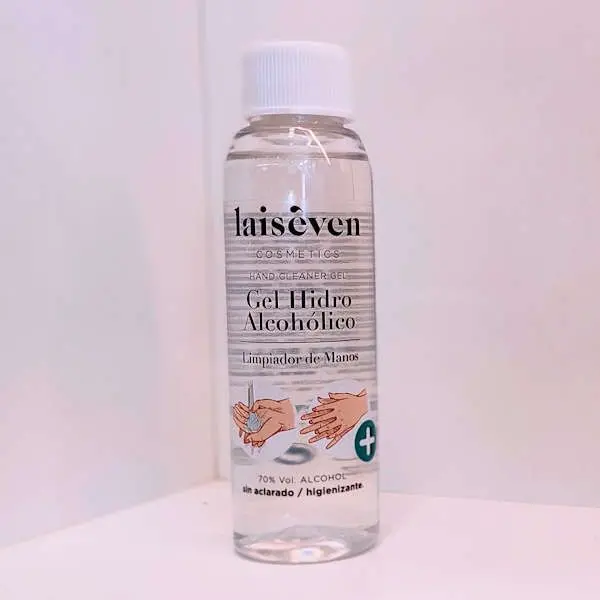 El Gel hidroalcohólico Laiseven 100ml se presenta en un frasco de plástico transparente con una etiqueta blanca en español en la que figuran las instrucciones de uso, una cruz médica verde y la indicación de una graduación alcohólica del 70%.
