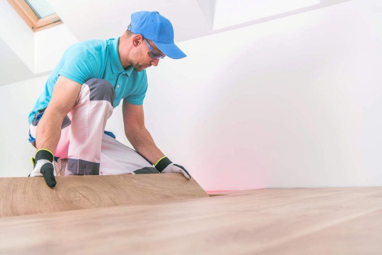 hombre montando parquet