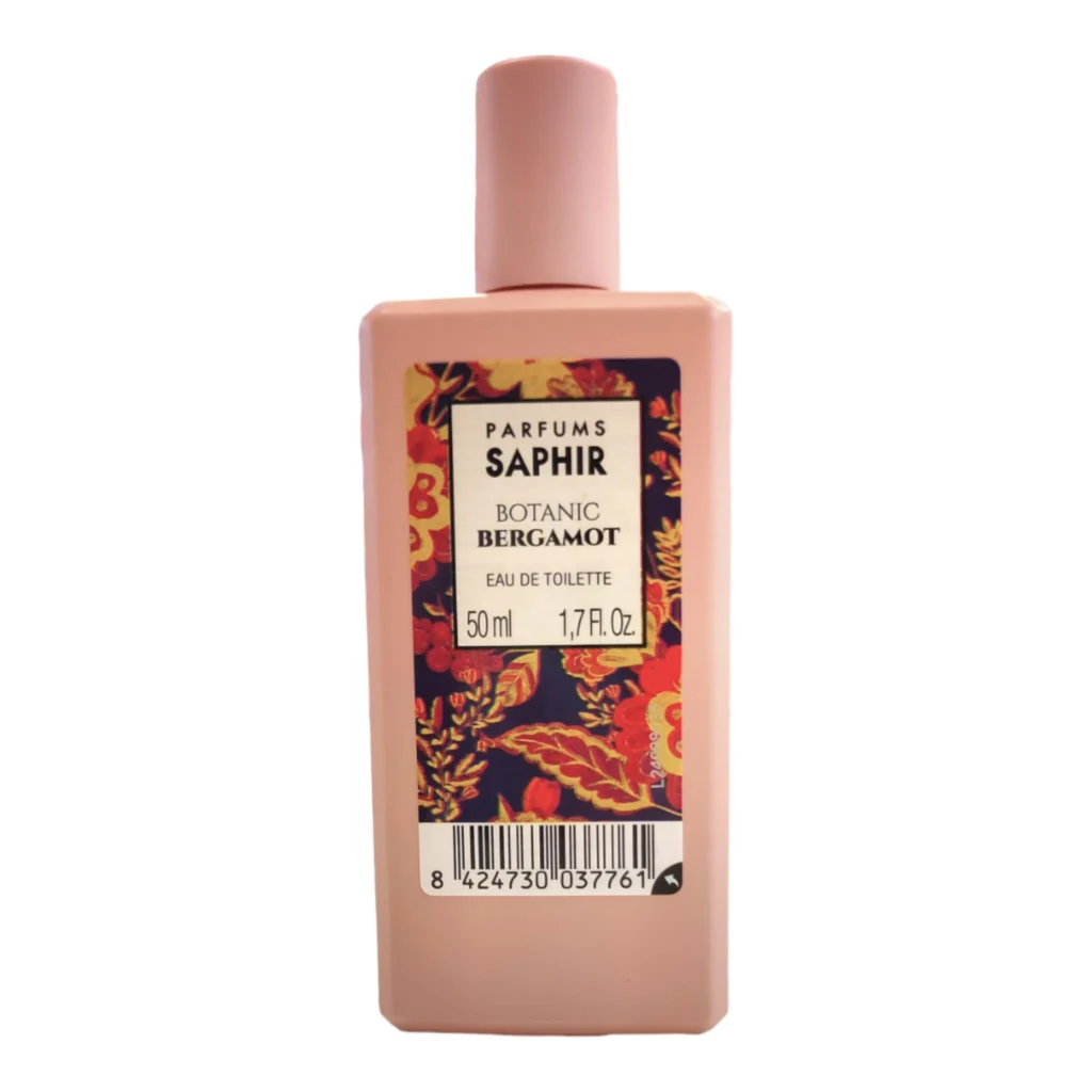Un frasco rectangular rosa de eau de toilette Saphir Botanics, de 50 ml, con una etiqueta de motivos florales en la parte delantera.