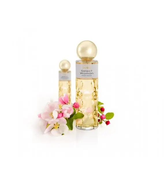 Dos elegantes frascos de perfume Saphir Select Woman de 200 ml se alzan sobre un fondo blanco, acompañados de flores rosas y blancas, creando una presentación fresca y femenina.