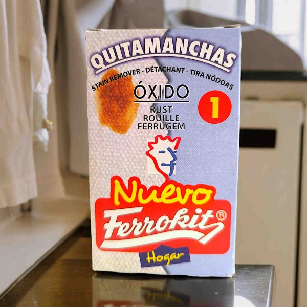 Ferrokit 50ml en caja original en cuarto de ropa.