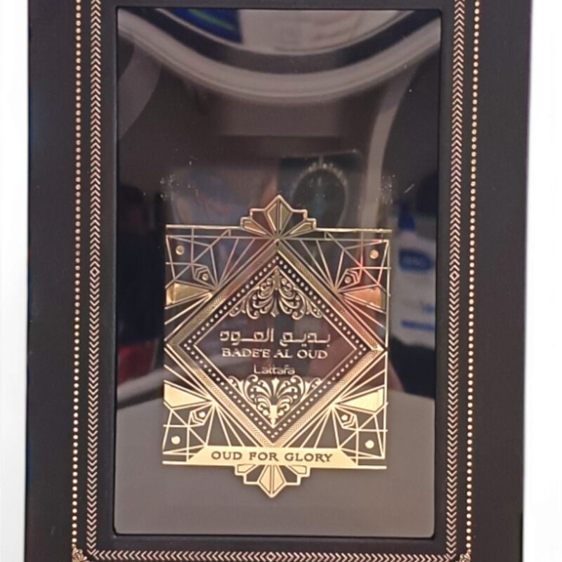oud for glory boxed Caja ornamentada en negro y dorado del perfume Lattafa Asad Zanzibar EDP 100 ml, con motivos geométricos y texto en inglés y árabe en el anverso.