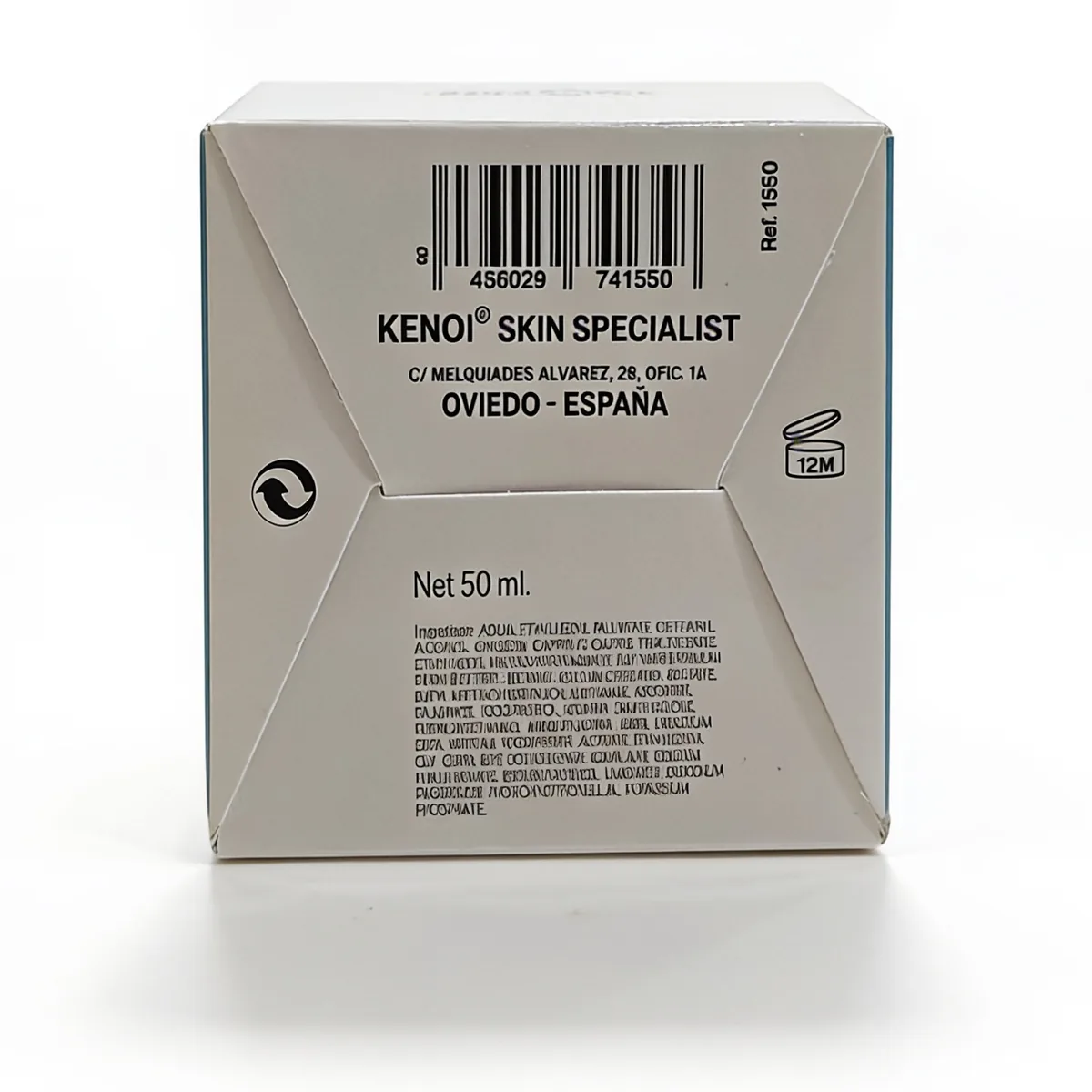 Una caja blanca con la etiqueta «Kenoi Sensitive Calm crema calmante 24H 50 ml» incluye una dirección en Oviedo (España), un código de barras, el símbolo de reciclaje, los ingredientes y un icono que indica que el plazo de caducidad es de 12 meses. Contenido neto: 50 ml.