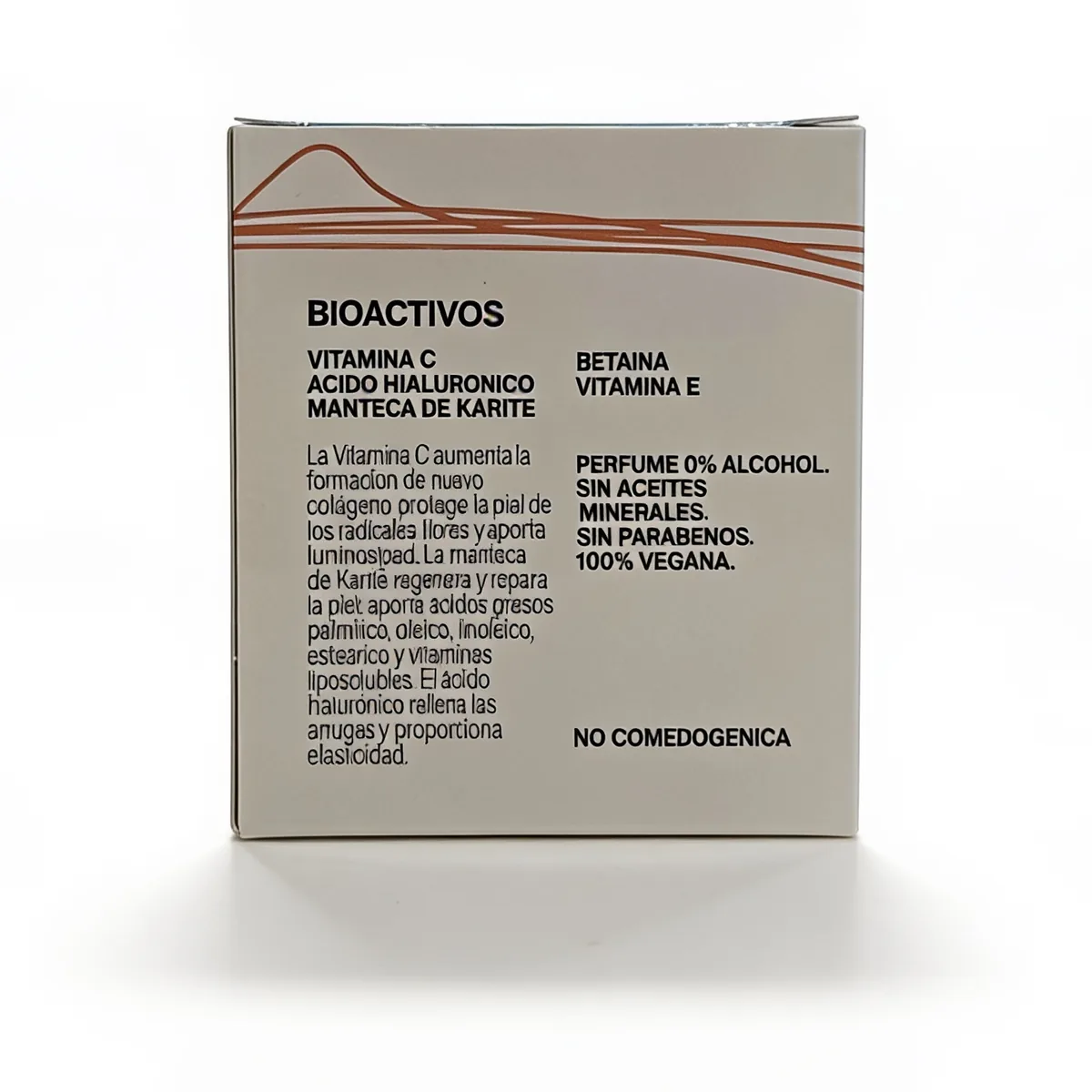 Una caja blanca de la crema calmante Kenoi Sensitive Calm 24H de 50 ml con texto en español en el que se enumeran los ingredientes para el cuidado de la piel, como la vitamina C, el ácido hialurónico, la manteca de karité y la vitamina E. El envase destaca que el producto no contiene alcohol ni aceites minerales, es vegano y no comedogénico.