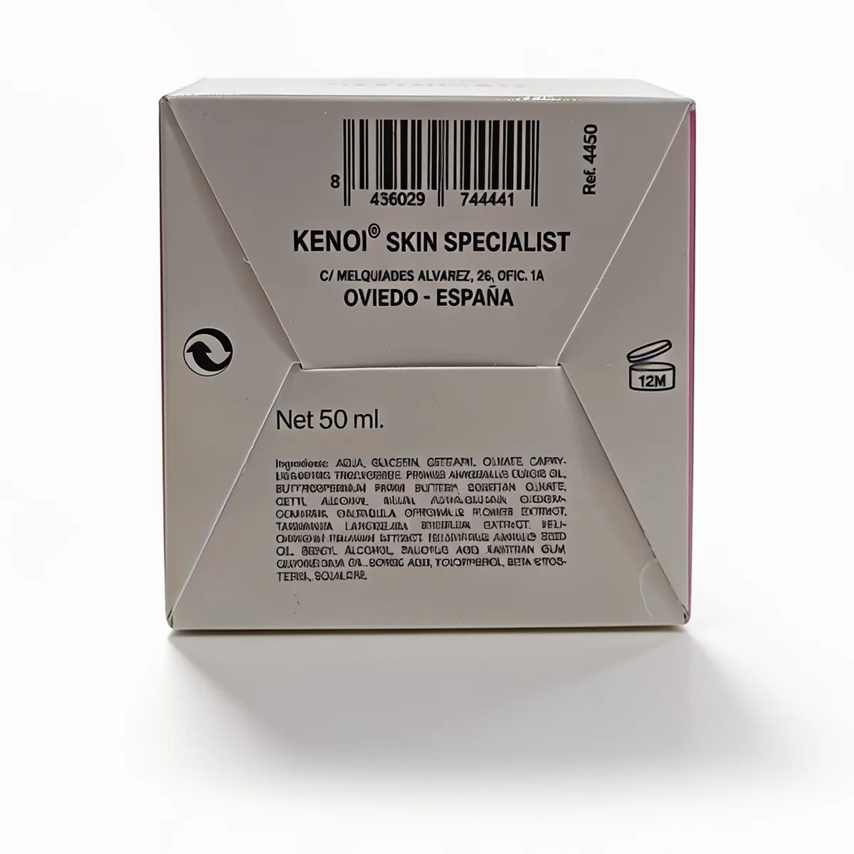 Una caja blanca de la crema calmante Kenoi Sensitive Calm 24H de 50 ml, en la que figuran la lista de ingredientes, una dirección en Oviedo (España), un código de barras y un símbolo que indica que el producto se conserva durante 12 meses tras su apertura. El volumen neto es de 50 ml.