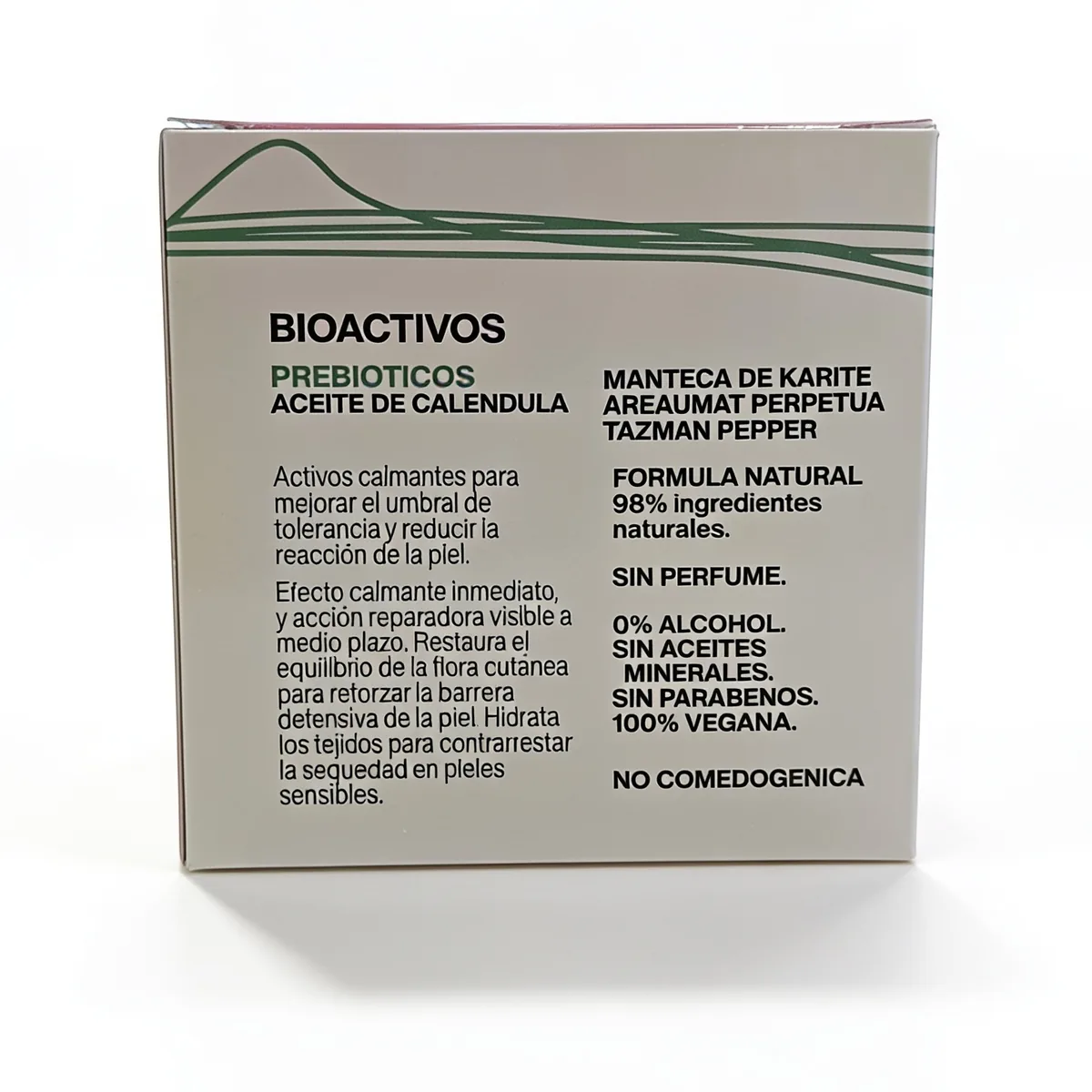 En la parte posterior de la caja de la crema calmante Kenoi Sensitive Calm 24H de 50 ml se enumeran los ingredientes y beneficios en español, entre los que se incluyen prebióticos, aceite de caléndula, una fórmula natural y manteca de karité, así como indicaciones como que no contiene alcohol, perfume ni parabenos.