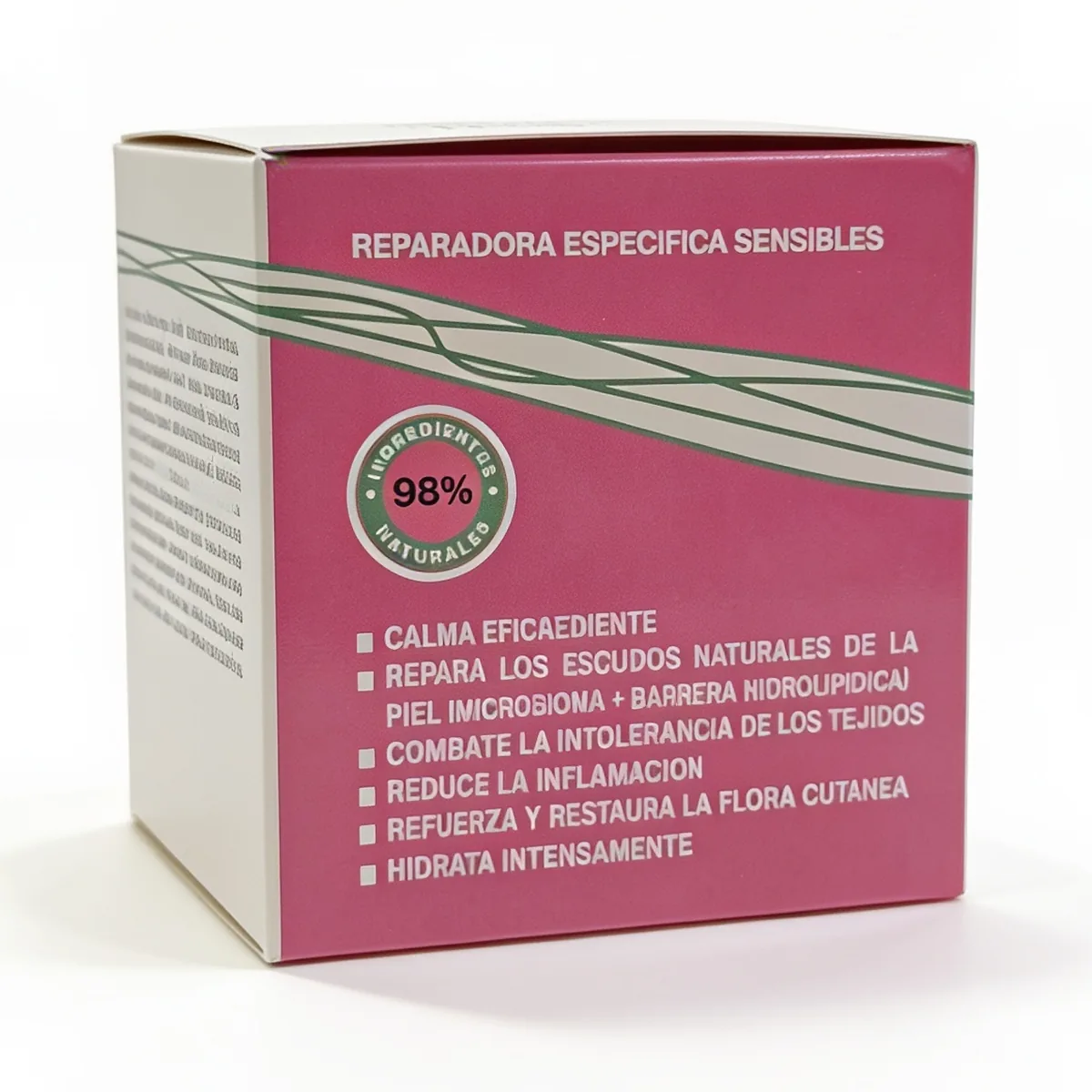 Una caja rosa y blanca de la crema calmante Kenoi Sensitive Calm 24H, de 50 ml, incluye un texto en español en el que se destacan beneficios como la reparación de la piel, la reducción de la inflamación y la hidratación. Un sello verde indica que contiene un 98 % de ingredientes naturales.