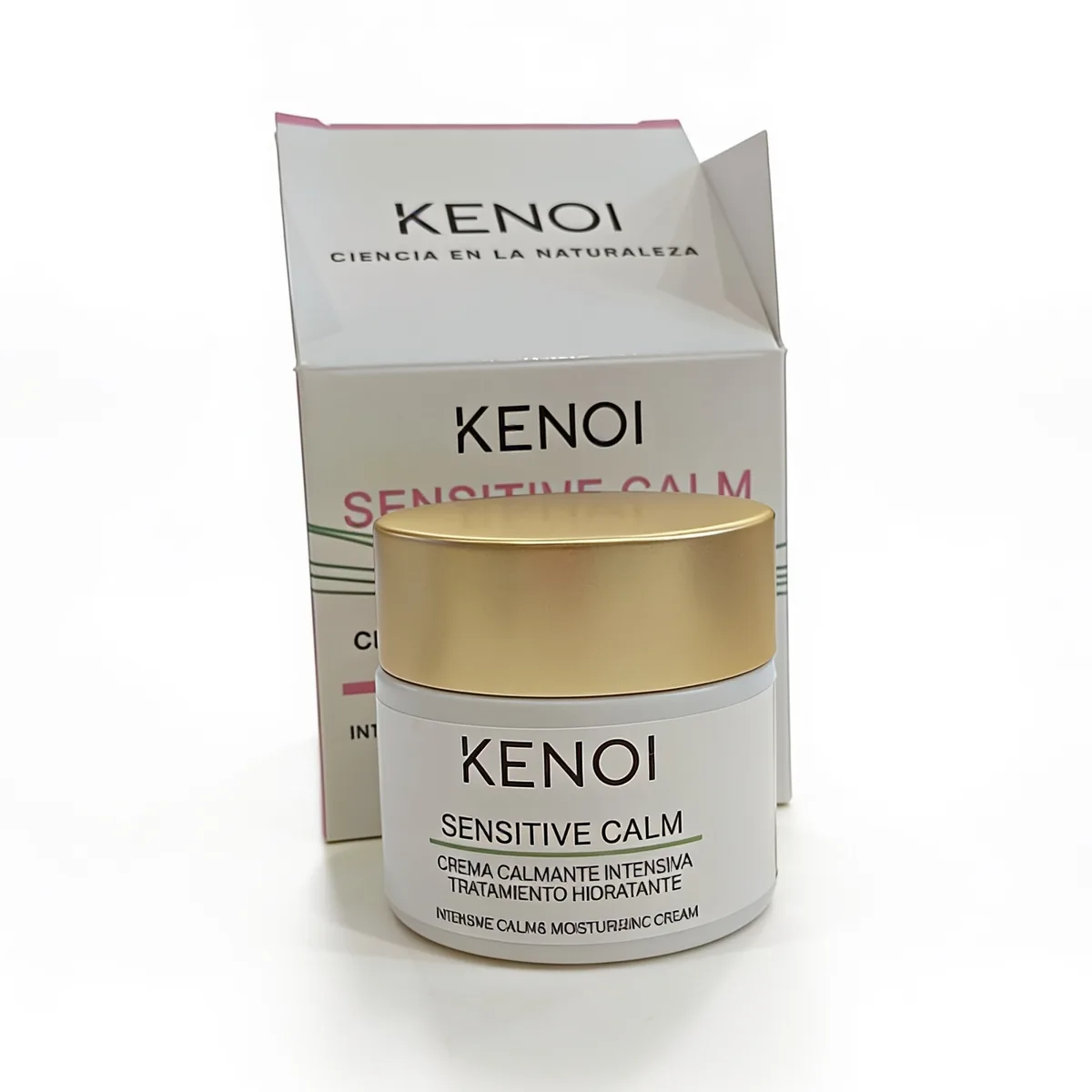Se muestra un frasco de crema calmante Kenoi Sensitive Calm 24H de 50 ml frente a su caja a juego, ambos con detalles en blanco y dorado.