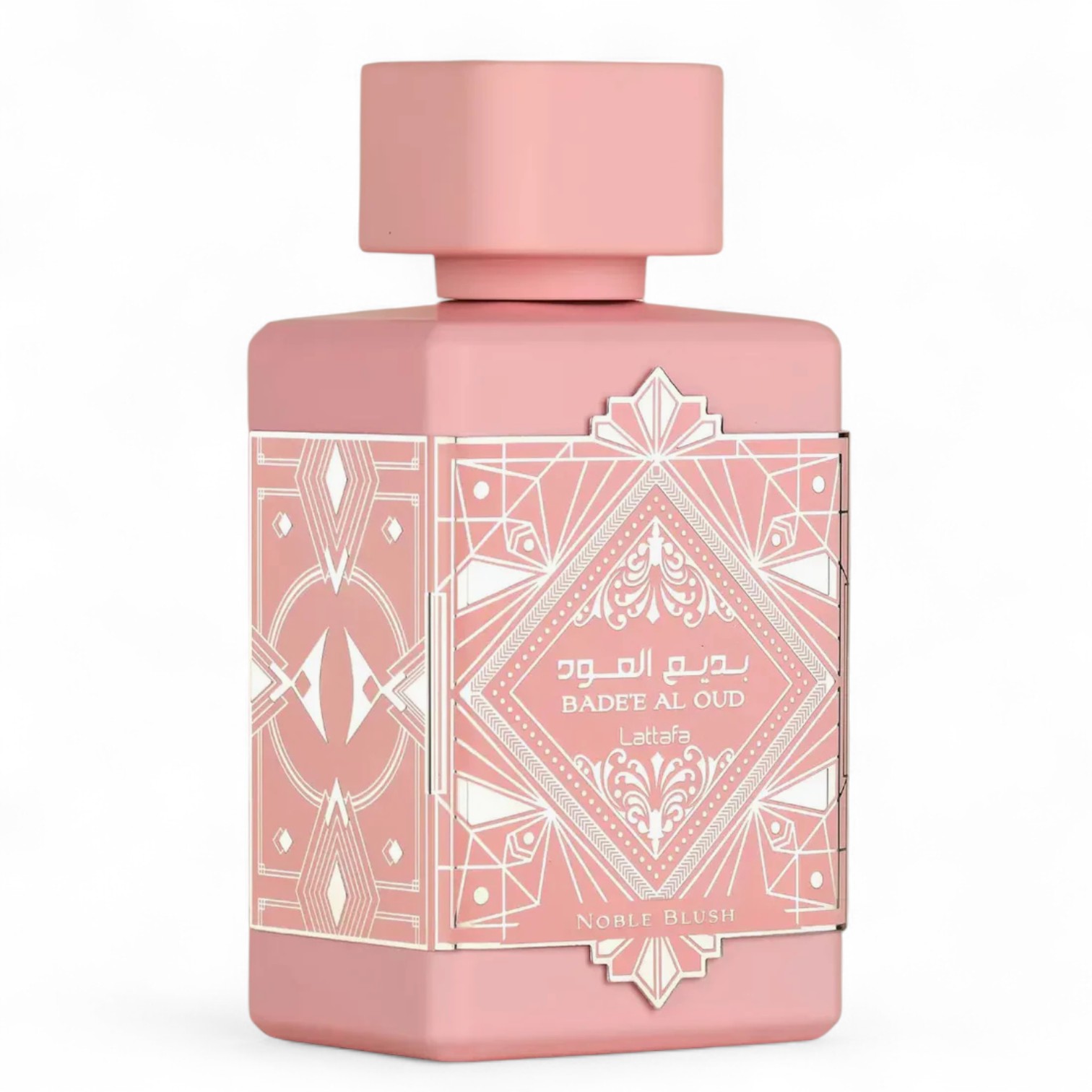 El frasco de perfume Lattafa Badee Al Oud Noble Blush EDP 100 ml, de color rosa, presenta motivos geométricos dorados y texto en árabe, con el nombre de la fragancia Noble Blush en la parte inferior.