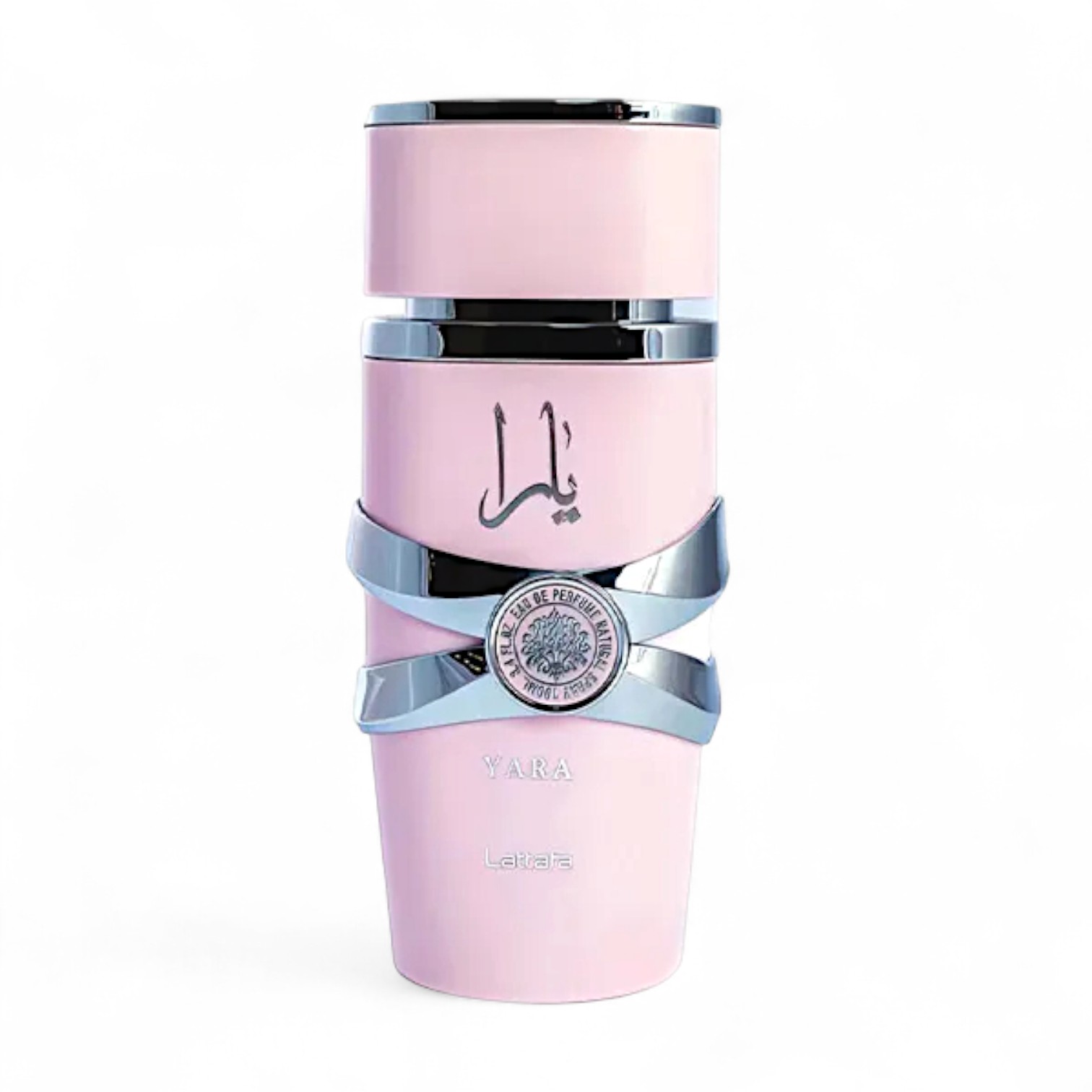 Un elegante frasco de Eau de Parfum Lattafa Yara Rosa en rosa pastel con detalles plateados y escritura árabe en la parte delantera, con un emblema redondo plateado y "YARA" y "Lattafa" en la parte inferior, perfecto como perfume de mujer, sobre un fondo blanco.