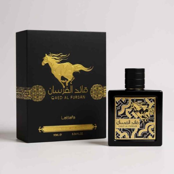 Una caja negra y dorada con la etiqueta Lattafa Qaed Al Fursan EDP 90 ml, con un caballo ilustrado y texto en árabe, se encuentra junto a un frasco de perfume cuadrado a juego con detalles dorados y una marca similar.