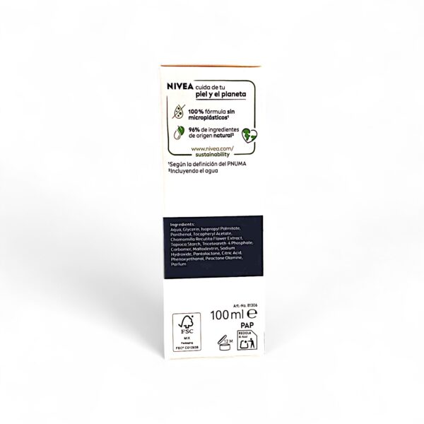 Vista lateral de una caja de producto Nivea en español, en la que se destacan los ingredientes naturales, la sostenibilidad y el volumen de 100 ml. Los iconos de reciclabilidad y certificación FSC aparecen cerca de la parte inferior. Los ingredientes aparecen en texto blanco sobre un panel de fondo oscuro.