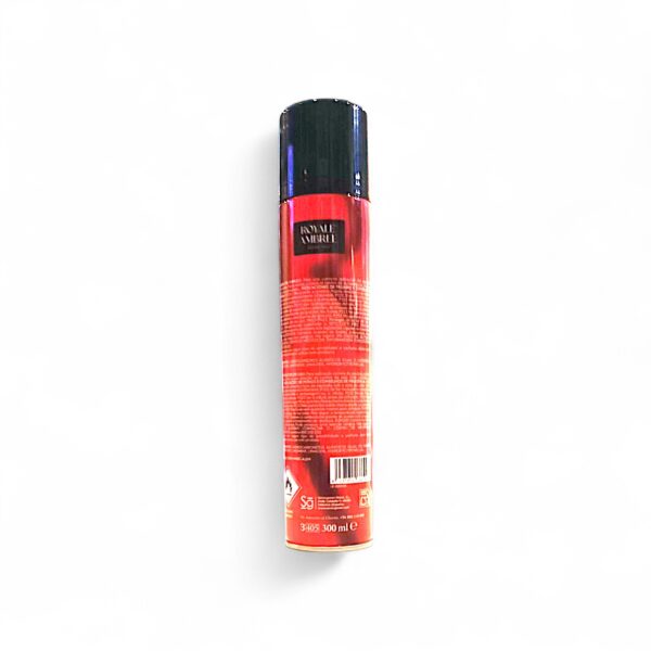 Un bote de aerosol rojo con tapón negro, visto desde atrás, que muestra texto y símbolos en la etiqueta. La lata está en posición vertical sobre un fondo blanco.