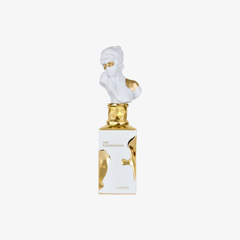 Frasco de perfume con diseño geométrico dorado y blanco, rematado con un busto blanco esculpido de una mujer que lleva una máscara dorada. El frasco lleva la etiqueta Her Confession de Lattafa.