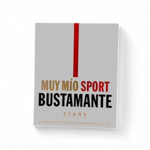 Una caja rectangular etiquetada Bustamante Muy mio EDT 100 + 10ml presenta una atrevida franja vertical roja, texto dorado, rojo y negro sobre fondo gris claro, e indica que se trata de un Eau de Toilette.