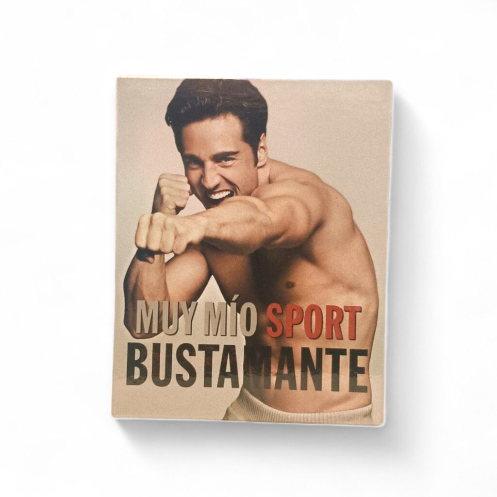 Un hombre sin camiseta sonriendo en una postura de boxeo protagoniza la portada de la caja de Bustamante Muy Mio Sport EDT 100ml sobre un fondo liso. Un hombre sin camiseta sonriendo en una postura de boxeo protagoniza la portada de la caja de Bustamante Muy Mio Sport EDT 100ml sobre un fondo liso.