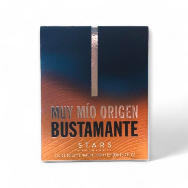 Una caja rectangular con un degradado de azul oscuro a cobre y el texto "MUY MÍO ORIGEN BUSTAMANTE STARS FRAGRANCES" contiene Bustamante Muy Mio Origen EDT 100ml eau de toilette natural en spray.