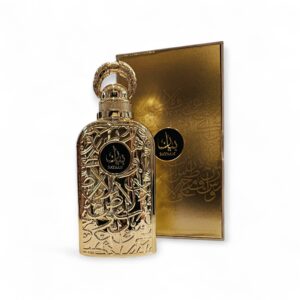 El Lattafa Bayaan EDP unisex de 100 ml presenta un frasco de perfume dorado con una intrincada decoración en caracteres árabes, que se exhibe ante una caja dorada a juego adornada con una elegante caligrafía árabe, todo ello sobre un fondo blanco.