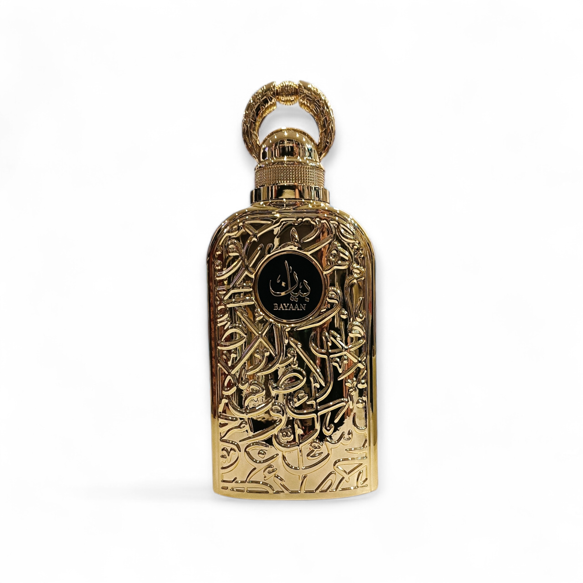 Lattafa Bayaan EDP unisex de 100 ml se presenta en un frasco dorado con una intrincada caligrafía árabe, una etiqueta negra circular en la que se lee "BAYAN" en dorado y un tapón dorado con textura decorativa.