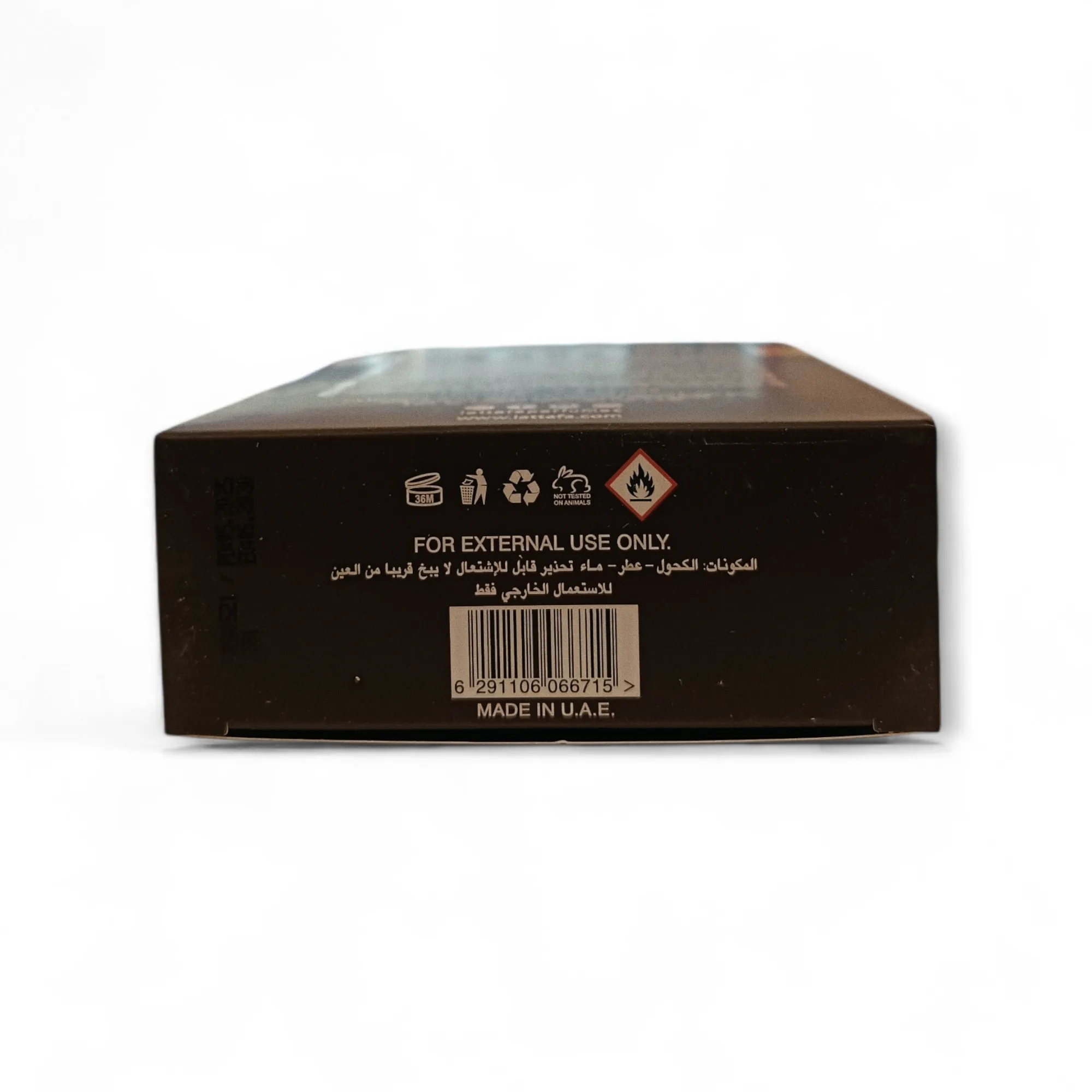 Primer plano de la caja de un producto que muestra iconos de seguridad, un código de barras, el texto FOR EXTERNAL USE ONLY (SÓLO PARA USO EXTERNO) y MADE IN U.A.E. (Fabricado en los Emiratos Árabes Unidos). El envase también incluye advertencias y texto en inglés y árabe.
