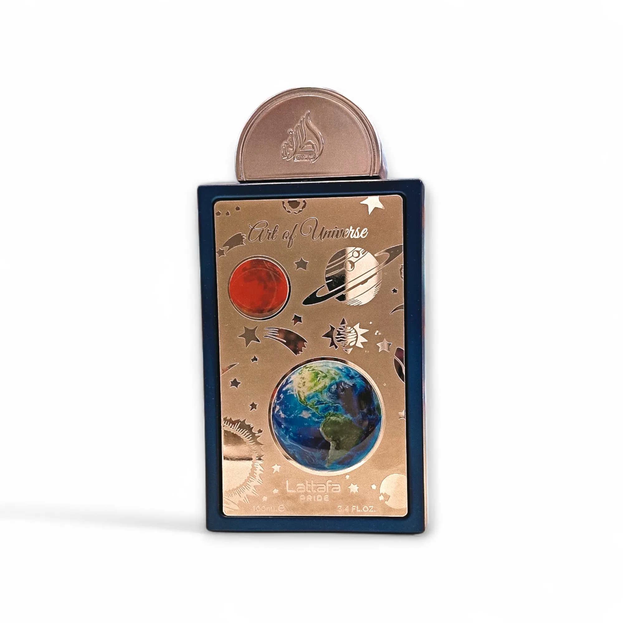 Un frasco de perfume rectangular con un diseño de temática cósmica, con planetas, estrellas y la Tierra en la parte frontal. El tapón redondo tiene relieve y está parcialmente levantado, mostrando la marca Art of Universe Lattafa Pride y Gift of Universe.