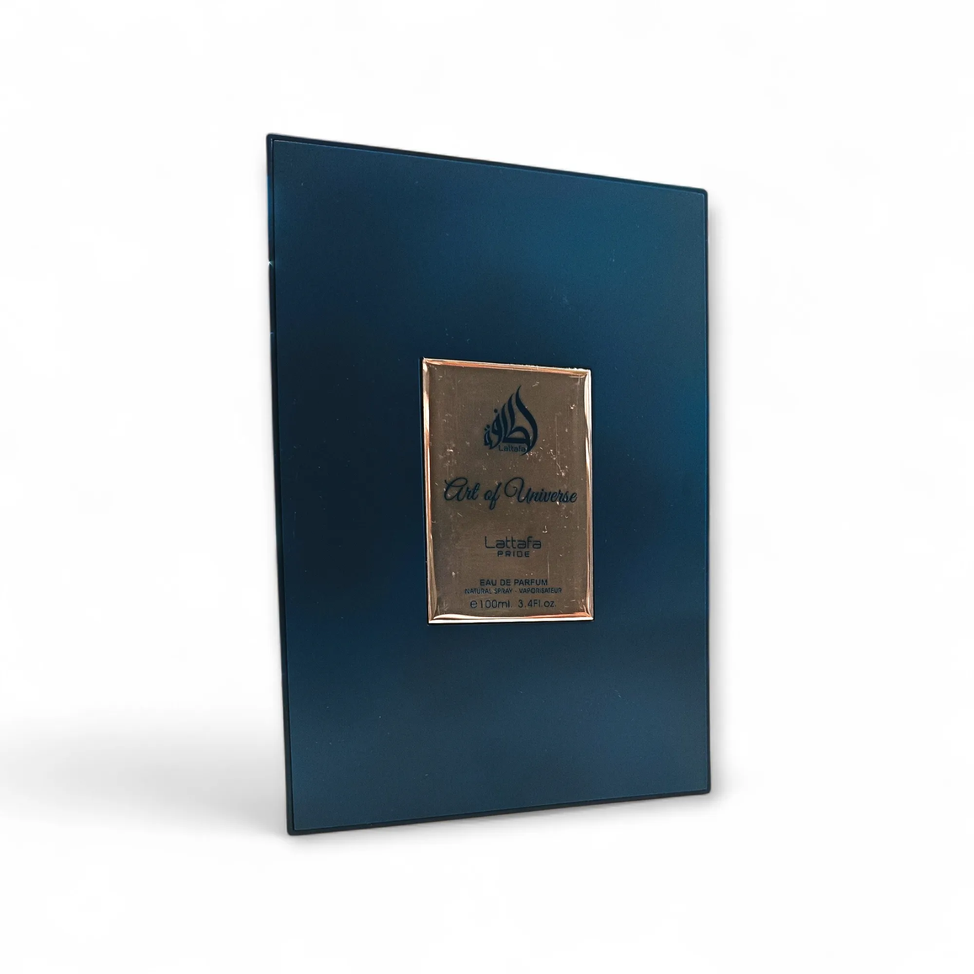 Un frasco de perfume rectangular azul con una etiqueta dorada en la que se lee Oud of Universe, de la colección Art of Universe Lattafa Pride, en posición vertical sobre un fondo blanco liso.
