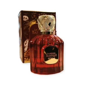 Frasco de perfume de cristal rojo con tapón dorado texturado y etiqueta dorada en la que se lee LAROQUE BAROQUE EXTREME, colocado delante de su elegante caja de embalaje marrón y dorada.