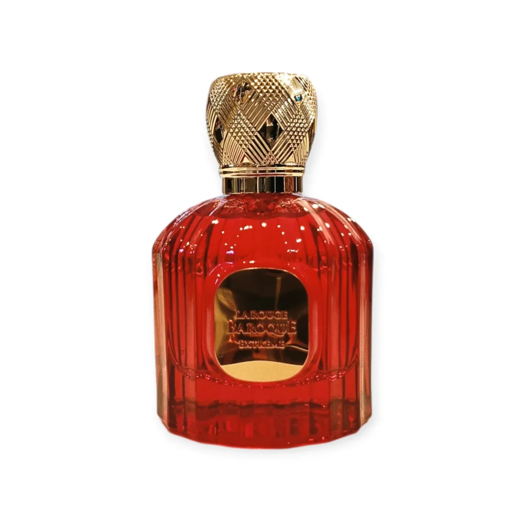 Frasco de perfume de cristal rojo con estrías verticales, etiqueta dorada en la parte delantera y tapón dorado con textura, sobre fondo blanco.