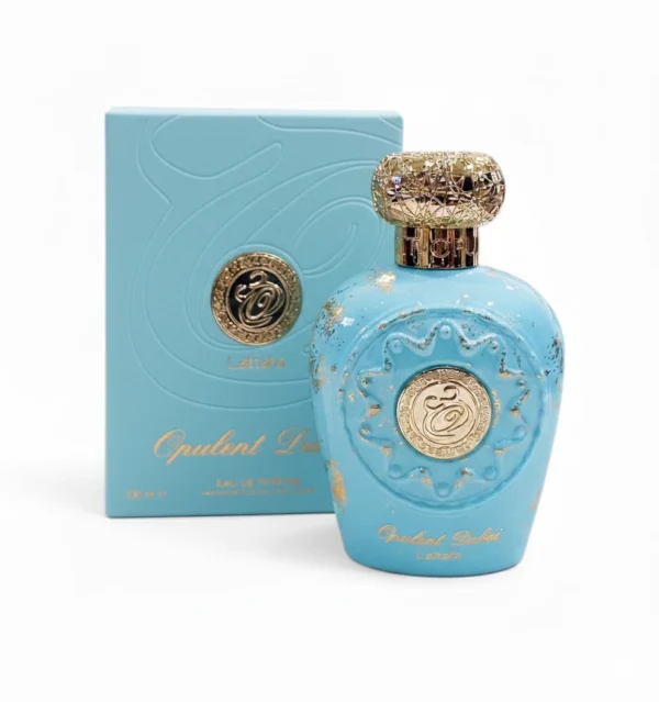 Un frasco de perfume turquesa con detalles dorados y un tapón dorado ornamentado delante de una caja turquesa a juego, ambos con la etiqueta "Opulent Dubai" de Lattafa.