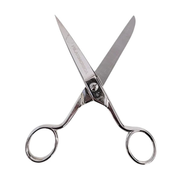 Un par de tijeras plateadas para cortar el pelo con hojas afiladas abiertas en forma de V, con dos orificios para los dedos y un apoyo para los dedos, aisladas sobre fondo transparente.