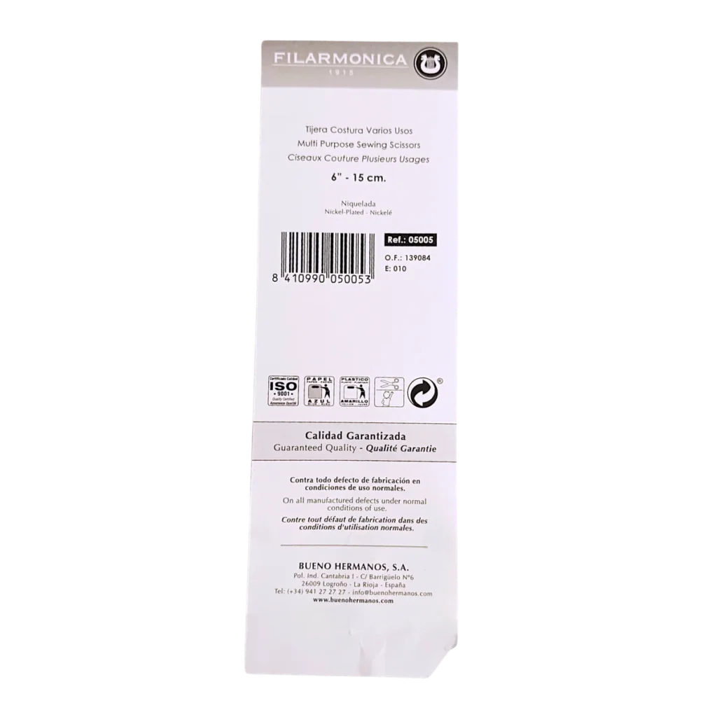 Embalaje blanco para tijeras de la marca Filarmonica, con texto bilingüe (español e inglés), código de barras, iconos de certificación, número de referencia del producto y datos de la empresa en la parte inferior. Embalaje blanco para tijeras de la marca Filarmonica, con texto bilingüe (español e inglés), código de barras, iconos de certificación, número de referencia del producto y datos de la empresa en la parte inferior.