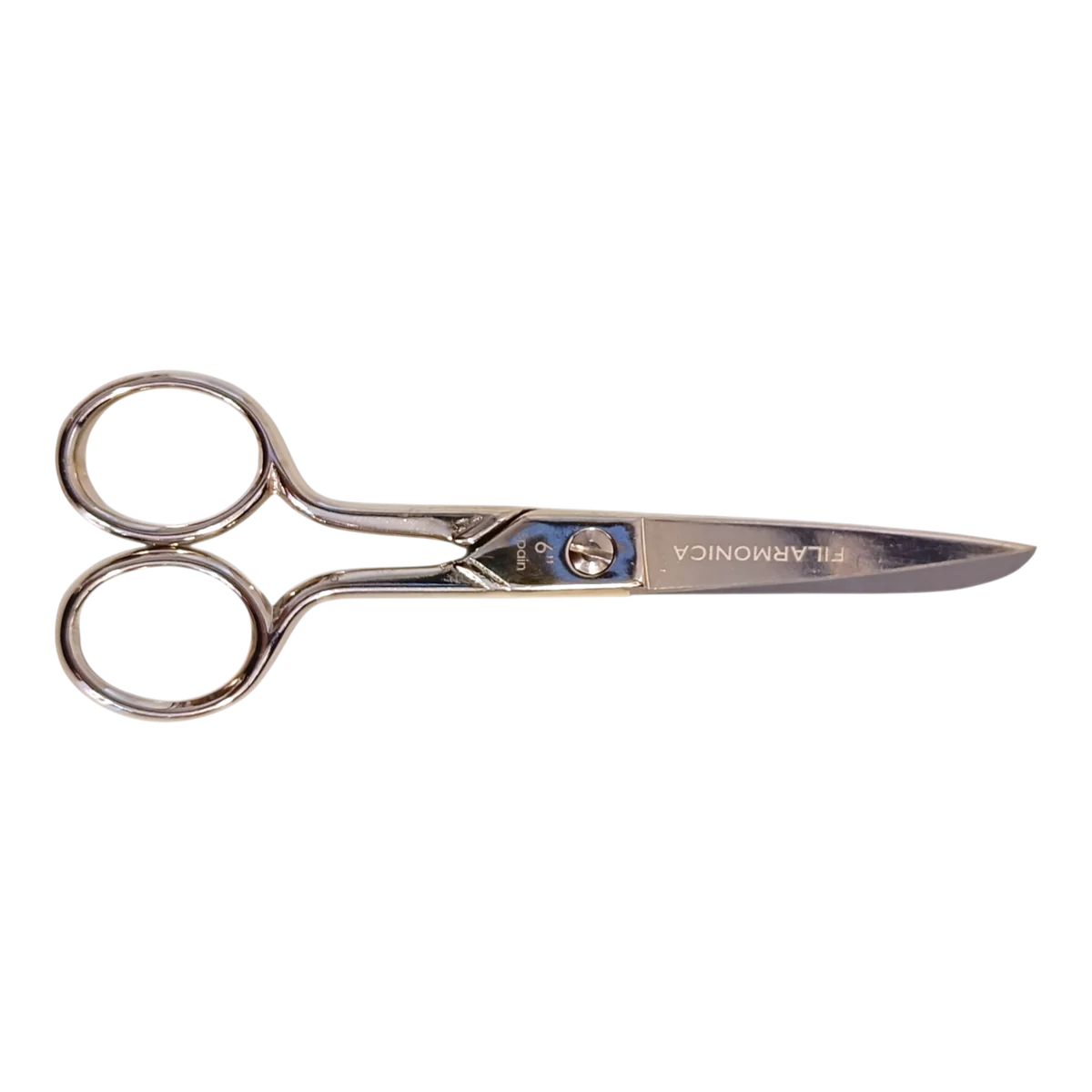 Un par de tijeras de plata brillante con hoja recta y dos orificios para los dedos, que se presentan planas sobre fondo blanco. La palabra FILARMONICA está grabada en una de las hojas.