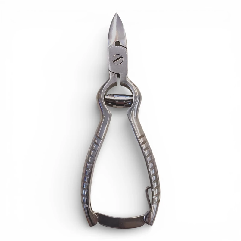 El Alicate Uñas Pies Filarmónica 5.5" (14 cm) ref. 05205 es un cortaúñas de acero inoxidable con mangos texturizados y hoja curva, que se muestra en vertical sobre un fondo blanco liso.