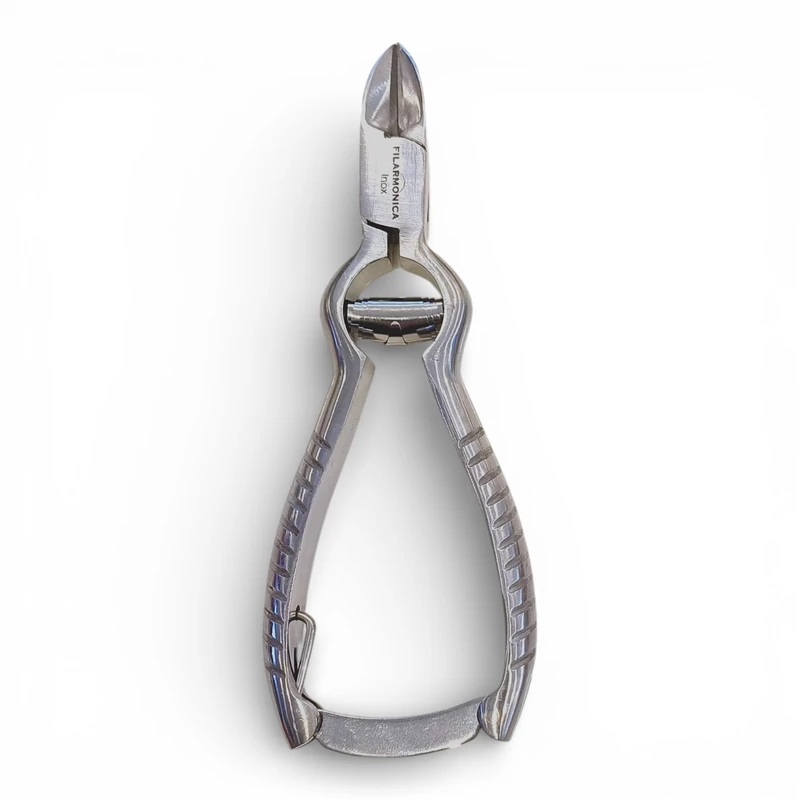 El Alicate Uñas Pies Filarmónica 5.5" (14 cm) ref. 05205 es un par de alicates para uñas de acero inoxidable con mangos texturizados y hoja curva, presentados sobre un fondo blanco liso.