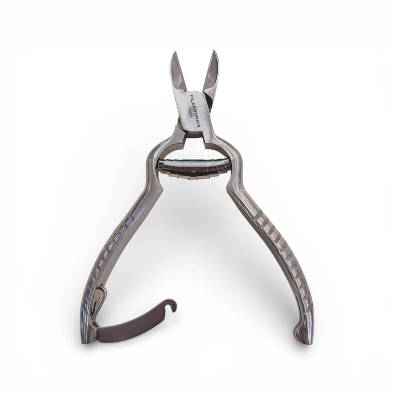 La Alicate Uñas Pies Filarmónica 5.5" (14 cm) ref. 05205, con asas texturizadas y mandíbula curvada, se muestra en posición vertical sobre fondo blanco.