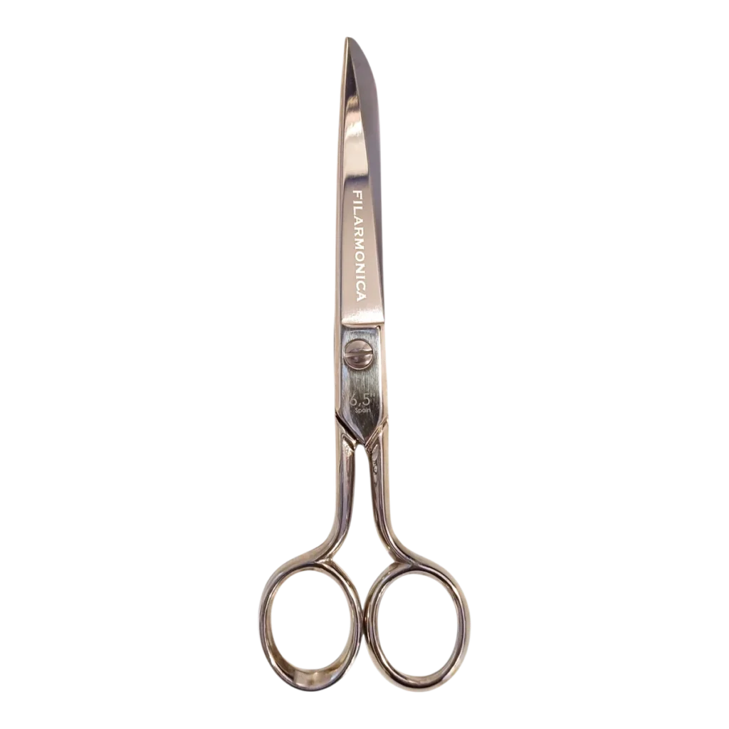 Un par de tijeras brillantes y metálicas con la palabra FILARMONICA grabada en una de las hojas, sobre un fondo liso y transparente. Las tijeras tienen dos asas para los dedos y una hoja recta y afilada. Un par de tijeras brillantes y metálicas con la palabra FILARMONICA grabada en una de las hojas, sobre un fondo liso y transparente. Las tijeras tienen dos asas para los dedos y una hoja recta y afilada.
