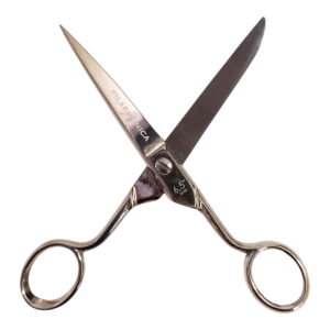 Un par de tijeras plateadas con punta puntiaguda y orificios para los dedos, parcialmente abiertas en forma de X, aisladas sobre fondo blanco.