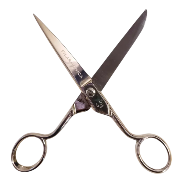 Un par de tijeras plateadas con punta puntiaguda y orificios para los dedos, parcialmente abiertas en forma de X, aisladas sobre fondo blanco.