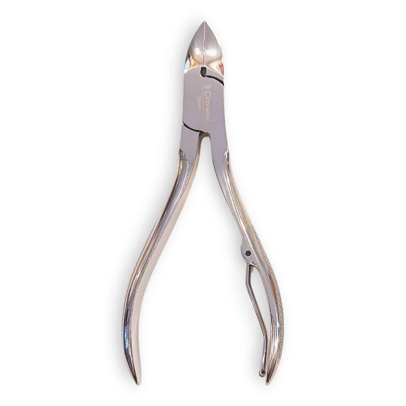 Un par de alicates para cutículas de acero inoxidable con un mango curvado y un filo cortante y puntiagudo, utilizados para recortar cutículas y padrastros en el cuidado de las uñas.