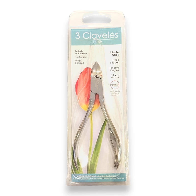 Un paquete de 3 alicates de uñas Claveles, de 12 cm, se expone en posición vertical. Los alicates son plateados y se ven a través de un envase de plástico transparente con un diseño floral e información sobre el producto en varios idiomas.