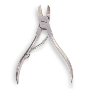 Cortaúñas metálico con mangos curvos y filo cortante en ángulo, sobre fondo blanco.