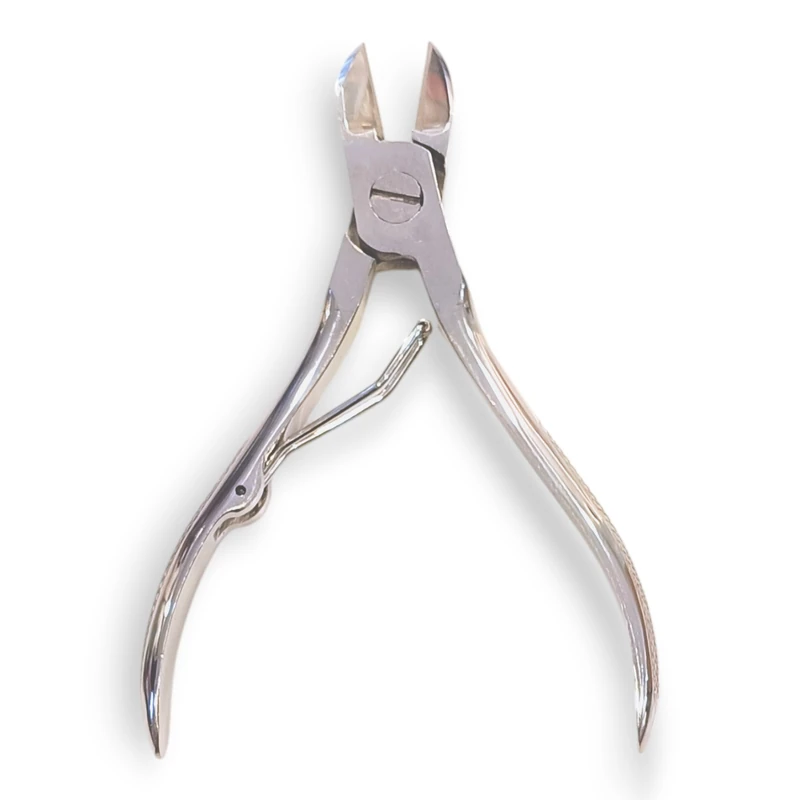 Cortaúñas metálico con mangos curvos y filo cortante en ángulo, sobre fondo blanco.