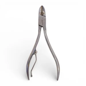 Un alicate para cortar uñas de manos de acero inoxidable presentado en posición vertical. De frente y sin caja. De la marca Filarmonica.