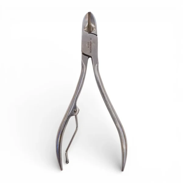 Un alicate para cortar uñas de manos de acero inoxidable presentado en posición vertical. De frente y sin caja. De la marca Filarmonica.