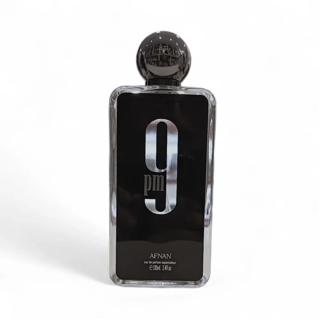 Afnan 9PM EDP 100ml es un frasco de perfume negro rectangular con un tapón redondo brillante, que presenta un gran «9PM» plateado en la etiqueta frontal y el nombre de la marca Afnan debajo. Afnan 9PM EDP 100ml es un frasco de perfume negro rectangular con un tapón redondo brillante, que presenta un gran "9PM" plateado en la etiqueta frontal y el nombre de la marca Afnan debajo.