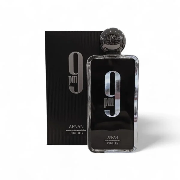 Afnan 9PM EDP 100ml se presenta en un elegante frasco negro con la etiqueta "9PM" y su caja a juego, ambas con la marca Afnan y un tamaño de 100 ml.
