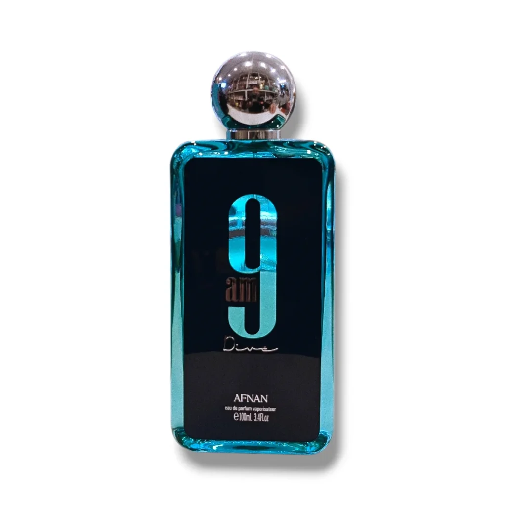 Afnan 9AM Dive EDP 100ml es un frasco de perfume rectangular de color turquesa, con tapón redondo metálico y etiqueta negra minimalista con texto plateado. Afnan 9AM Dive EDP 100ml es un frasco de perfume rectangular de color turquesa, con tapón redondo metálico y etiqueta negra minimalista con texto plateado.