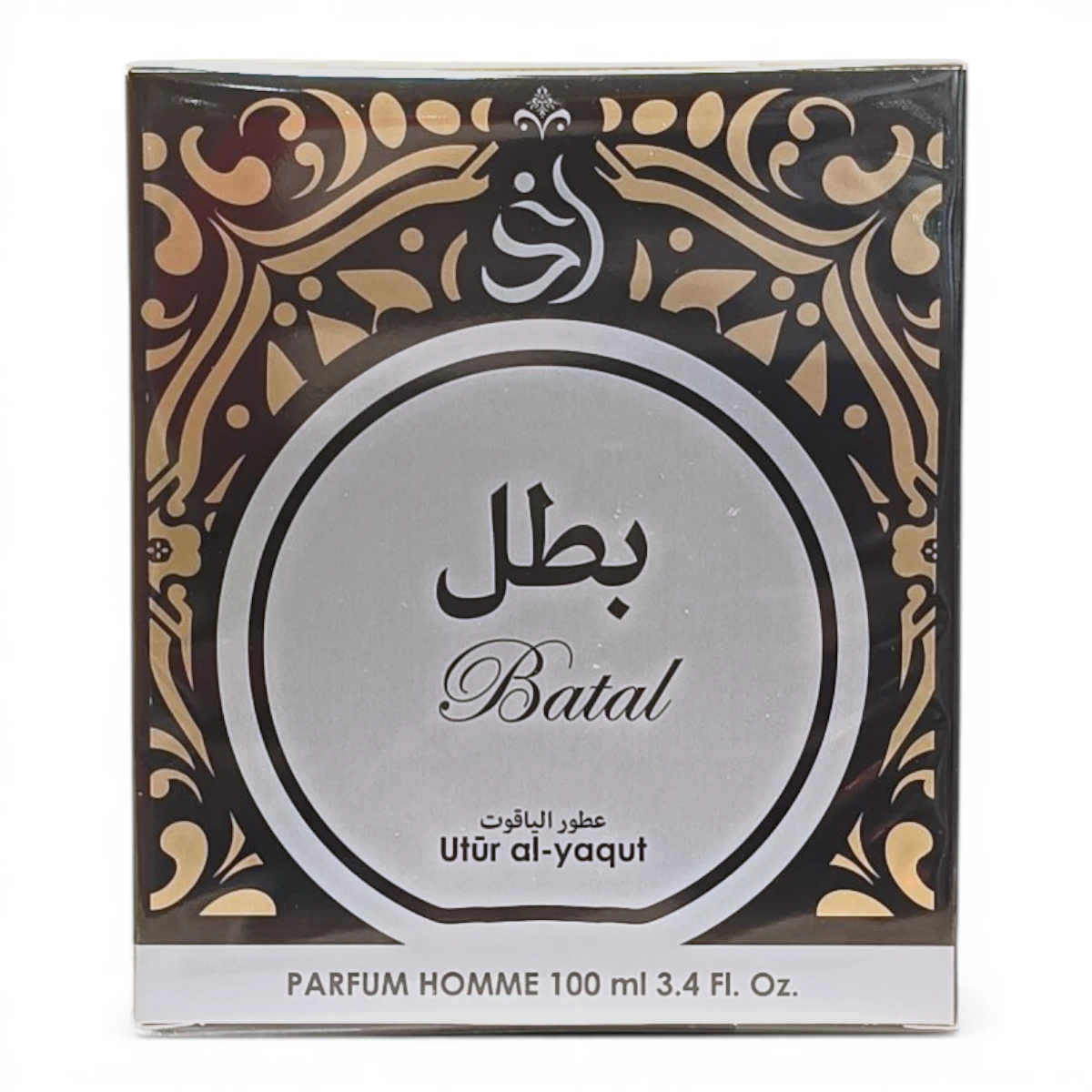 Una caja de perfume etiquetada como Batal con motivos decorativos dorados y negros, texto en árabe e inglés y Parfum Homme 100 ml 3.4 Fl. Oz. en la parte inferior.